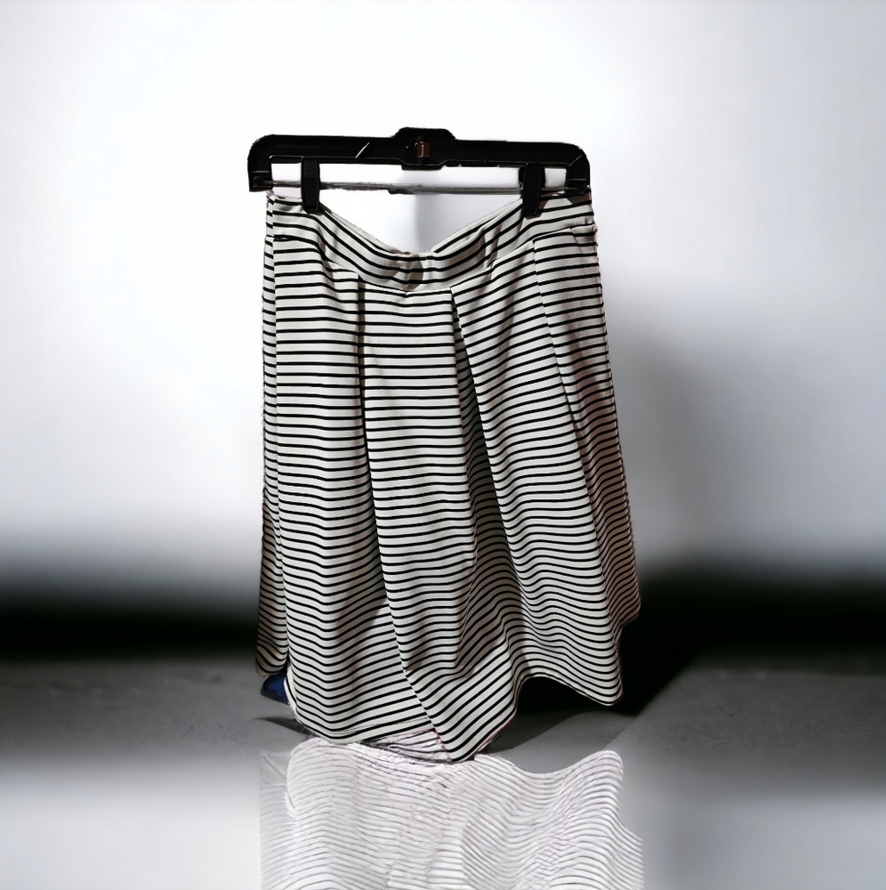 ASHLEY BLUE SIZE (L) BLACK & WHITE STRIPES FLARE SKIRT, ELASTIC WAIST
